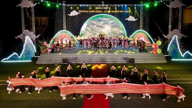 Điểm nhấn Festival Khèn Mông - Lễ hội hoa Tớ Dày năm nay là chương trình nghệ thuật chào mừng với chủ đề “Lễ hội Khèn hoa” và màn đồng diễn của 500 diễn viên. Ảnh: Tuấn Anh - TTXVN