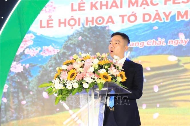 Chủ tịch UBND xã Mù Cang Chải Trần Ngọc Hiệp khai mạc Festival Khèn Mông - Lễ hội Hoa Tớ Dày năm 2026. Ảnh: Tuấn Anh - TTXVN