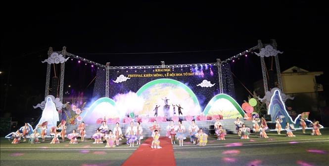 Chương trình nghệ thuật chào mừng với chủ đề “Lễ hội Khèn hoa” với màn đồng diễn của 500 diễn viên. Ảnh: Tuấn Anh - TTXVN