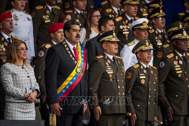Tổng thống Venezuela Nicolas Maduro (thứ 2, trái, hàng đầu) và phu nhân Cilia Flores (trái, hàng đầu) tại một sự kiện ở thủ đô Caracas. Ảnh: EPA/TTXVN