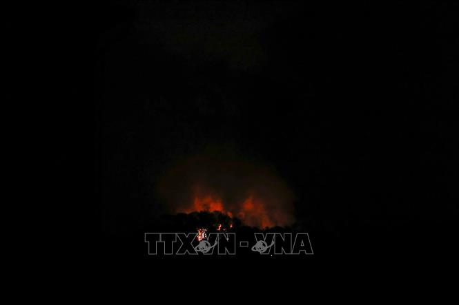 Khói lửa bốc lên sau loạt tiếng nổ lớn ở thủ đô Caracas, Venezuela ngày 3/1/2026. Ảnh: Anadolu Agency/TTXVN