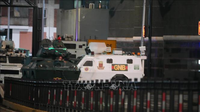 Xe quân sự được triển khai gần Dinh Tổng thống Venezuela ở thủ đô Caracas, ngày 3/1/2026. Ảnh: THX/TTXVN