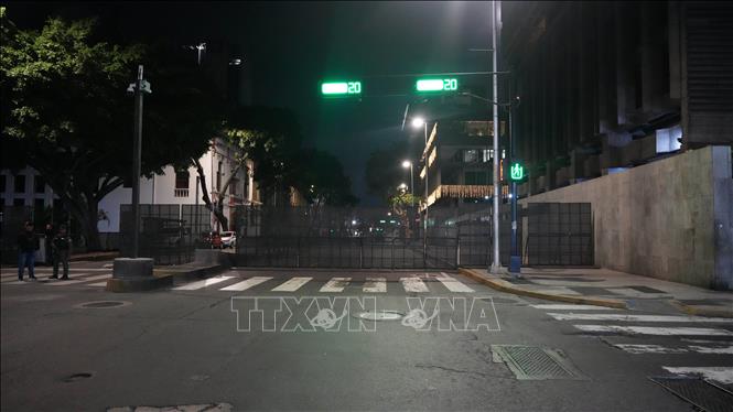 An ninh được tăng cường tại khu vực gần Dinh Tổng thống Venezuela ở thủ đô Caracas, ngày 3/1/2026. Ảnh: THX/TTXVN