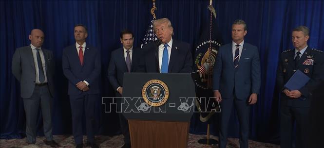 Tổng thống Mỹ Donald Trump (phía trước) họp báo về vụ tấn công Venezuela tại Palm Beach, Florida, ngày 3/1/2026. Ảnh: THX/TTXVN