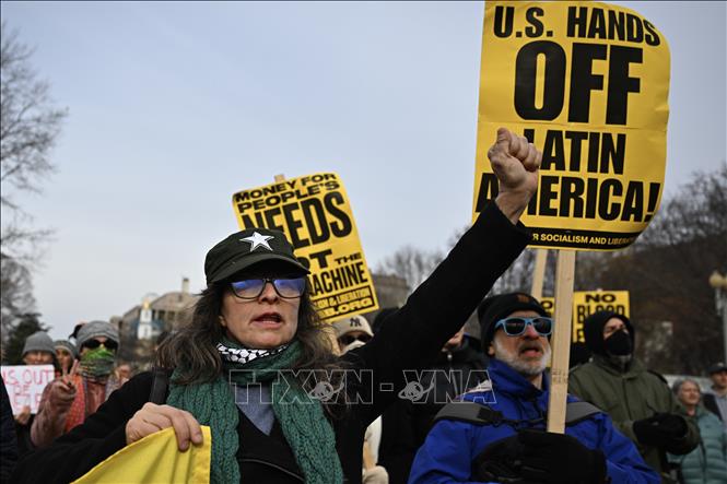 Tuần hành phản đối Mỹ tấn công quân sự Venezuela tại Washington DC., Mỹ ngày 3/1/2026. Ảnh: Anadolu Agency/TTXVN
