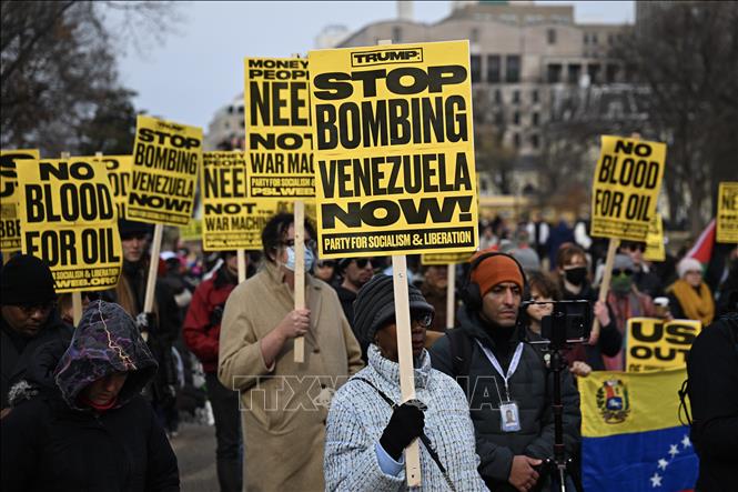 Tuần hành phản đối Mỹ tấn công quân sự Venezuela tại Washington DC., Mỹ ngày 3/1/2026. Ảnh: Anadolu Agency/TTXVN