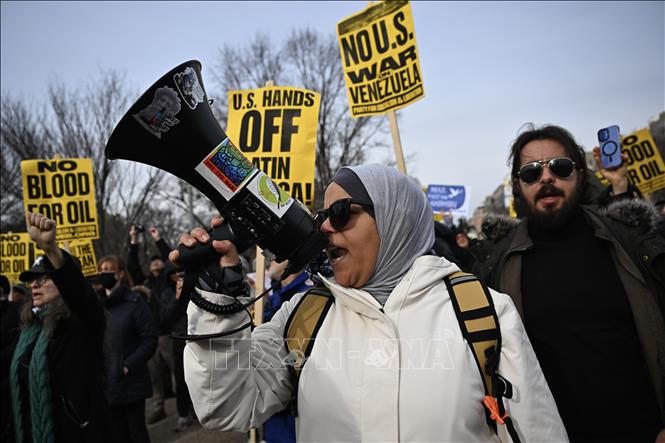 Tuần hành phản đối Mỹ tấn công quân sự Venezuela tại Washington DC., Mỹ ngày 3/1/2026. Ảnh: Anadolu Agency/TTXVN