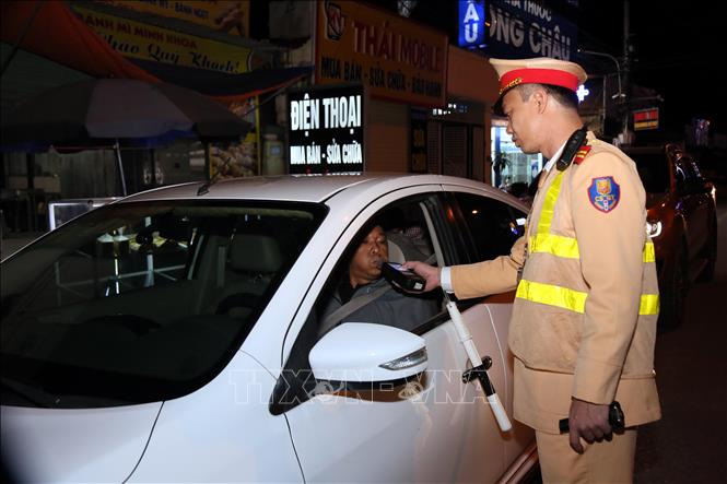 Lực lượng Cảnh sát giao thông, Công an tỉnh Quảng Trị kiểm tra nồng độ cồn toàn diện tại nhiều khung giờ, trọng tâm ở khung giờ từ 13 giờ 30 đến 18 giờ và từ 19 giờ 30 đến 22 giờ đêm. Ảnh: Tá Chuyên - TTXVN.