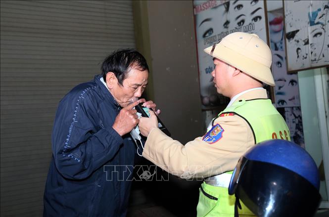 Lực lượng Cảnh sát giao thông, Công an tỉnh Quảng Trị tăng cường kiểm tra xử lý nồng độ cồn dịp giáp Tết Nguyên đán 2026. Ảnh: Tá Chuyên - TTXVN