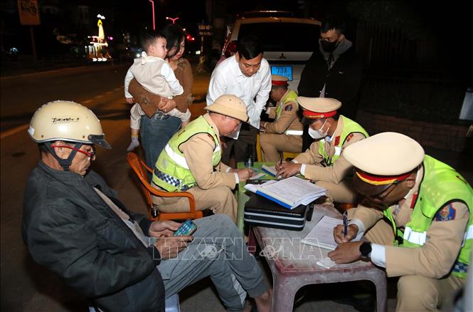 Lực lượng Cảnh sát giao thông, Công an tỉnh Quảng Trị lập biên bản, xử lý nghiêm các trường hợp vi phạm nồng độ cồn. Ảnh: Tá Chuyên - TTXVN