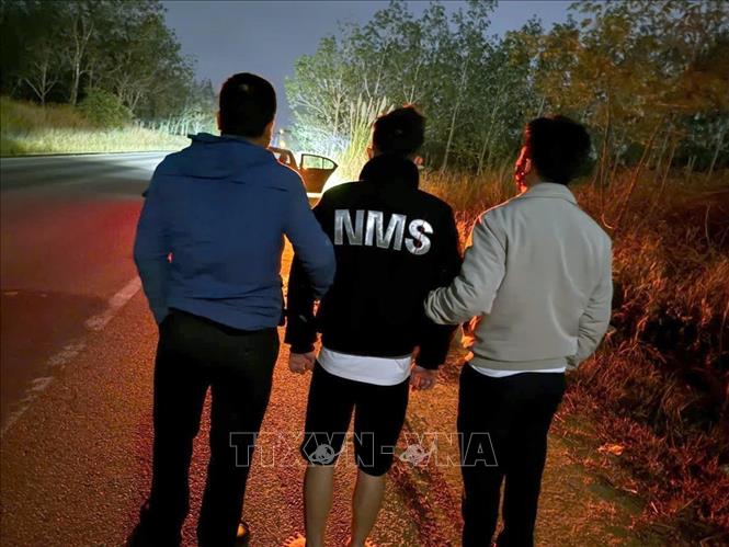 Đối tượng Nhật (đứng giữa) vào thời điểm bị bắt giữ. Ảnh: CTV - TTXVN