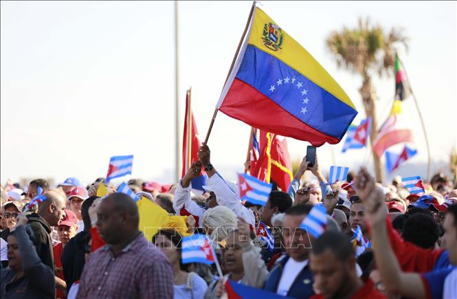 Quốc kỳ Venezuela tung bay trong biển người Cuba. Ảnh: Việt Hùng - PV TTXVN tại Cuba