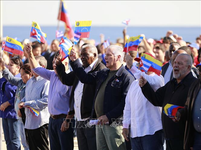 Chủ tịch Cuba Miguel Díaz-Canel (thứ 3, từ phải sang) cùng các lãnh đạo Đảng, Chính phủ và Quốc hội Cuba tham gia mít tinh. Ảnh: Việt Hùng - PV TTXVN tại Cuba