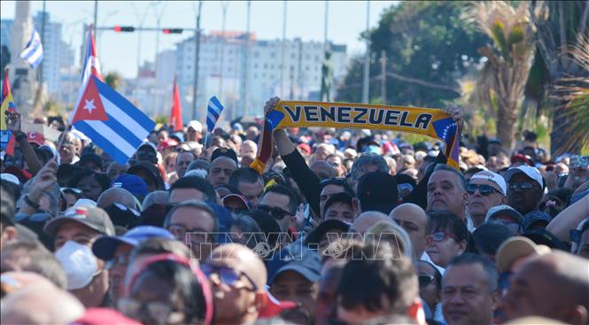 Ngowif dân Cuba dâng cao khẩu hiệu ủng hộ Venezuela. Ảnh: Việt Hùng - PV TTXVN tại Cuba