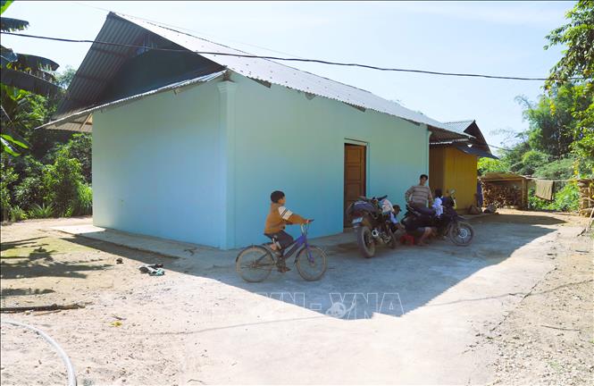 Những ngôi nhà tái định cư cho người dân vùng thiên tai được hoàn tất, đưa vào sử dụng tạo tiền đề cho người dân an cư ở các bản làng trên địa bàn xã Nhôn Mai (tỉnh Nghệ An). Ảnh: Xuân Tiến - TTXVN 