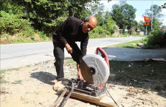 Sau thiên tai, người dân Ơ Đu bản Văng Môn (xã Nga My, tỉnh Nghệ An) đầu tư mua sắm máy móc để phục vụ công việc gia đình hằng ngày. Ảnh: Xuân Tiến - TTXVN 
