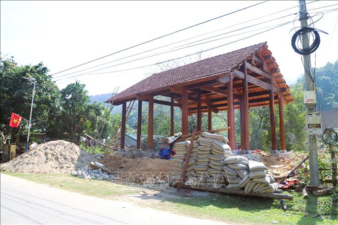 Công cuộc tái định cư, làm nhà ở mới cho người dân Ơ Đu chịu ảnh hưởng năng nề sau thiên tai ở bản Văng Môn (xã Nga My, tỉnh Nghệ An) đang được cấp ủy, chính quyền địa phương khẩn trương triển khai thực hiện. Ảnh: Xuân Tiến - TTXVN 