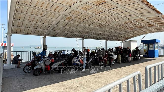 Người dân và du khách đi chơi tại Vũng Tàu trở về trung tâm Thành phố Hồ Chí Minh vào trưa ngày 4/1 bằng phà biển Vũng Tàu - Cần Giờ. Ảnh: Hoàng Nhị - TTXVN.