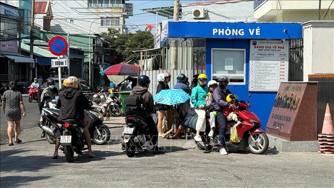 Khu vực phòng bán vé tuyến phà biển Vũng Tàu - Cần Giờ khá tấp nập nhưng không xảy ra ùn tắc. Ảnh chụp trưa ngày 4/1. Ảnh: Hoàng Nhị - TTXVN.