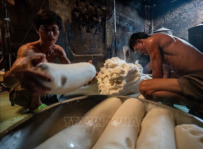 Bột gạo đã được ủ và hấp chín, nhào cho mịn rồi được tạo thành từng khối to hình trụ. Ảnh: Khánh Hoà - TTXVN