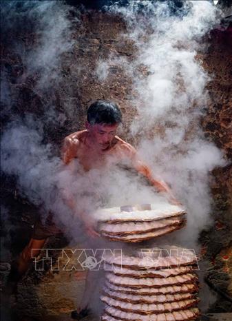 Những mẻ bánh còn nóng hổi vừa được hấp xong tại lò bánh hỏi truyền thống Lê Văn Chương ( Phú Long, phường Hàm Thắng, tỉnh Lâm Đồng). Ảnh: Khánh Hoà - TTXVN