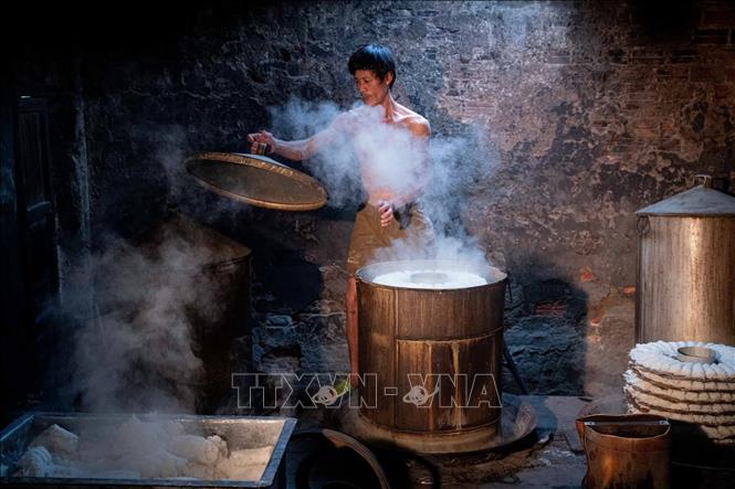 Quy trình hấp bánh tại lò. Ảnh: Khánh Hoà - TTXVN