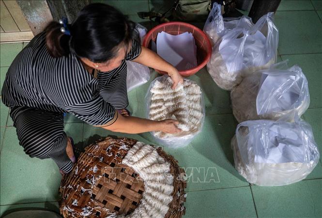 Đóng gói bánh hỏi đi tiêu thụ. Ảnh: Khánh Hoà - TTXVN