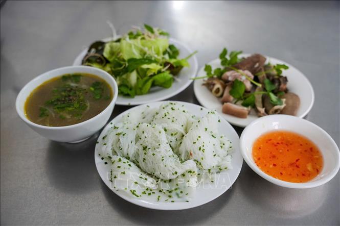 Một mẻ bánh ngon phải có cọng nhỏ như tăm tre, các miếng bánh không bị rời ra hay vón cục, khi ăn không bở và cảm nhận được vị ngọt của bột gạo, vị béo của dầu dừa, được dùng với lòng heo có đủ tim, gan, cật… kèm rau thơm với nước mắm cốt me. Ảnh: Khánh Hoà - TTXVN