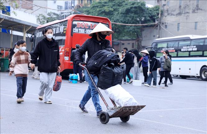 Người dân vội vã dời bên xe Giáp Bát trở về nhà sau kỳ nghỉ tết Dương lịch. Ảnh: Quốc Khánh - TTXVN