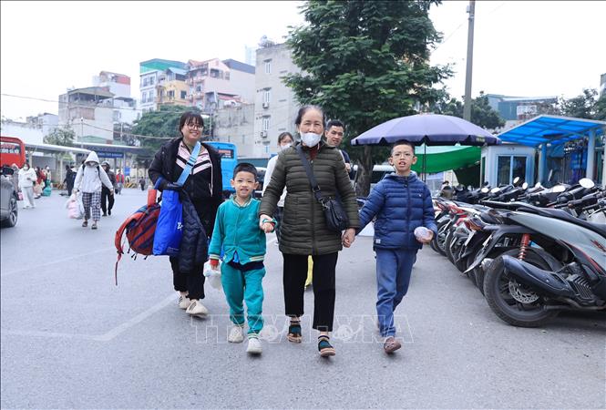 Người dân vội vã dời bên xe Giáp Bát trở về nhà sau kỳ nghỉ tết Dương lịch. Ảnh: Quốc Khánh - TTXVN