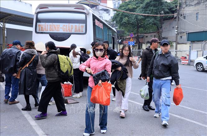Người dân vội vã dời bên xe Giáp Bát trở về nhà sau kỳ nghỉ tết Dương lịch. Ảnh: Quốc Khánh - TTXVN