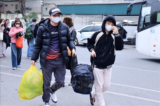 Người dân vội vã dời bên xe Giáp Bát trở về nhà sau kỳ nghỉ tết Dương lịch. Ảnh: Quốc Khánh - TTXVN