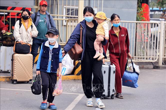 Người dân vội vã dời bên xe Giáp Bát trở về nhà sau kỳ nghỉ tết Dương lịch. Ảnh: Quốc Khánh - TTXVN