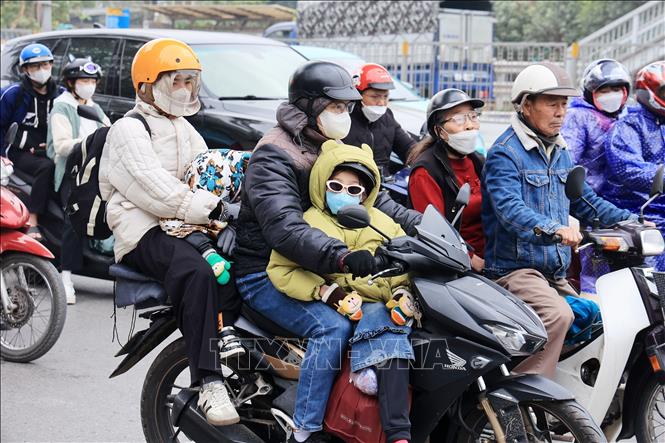 Người dân các tỉnh giáp Hà Nội ùn ùn quay trở lại  thành phố sáng 4/1 trên quốc lộ 1A cũ. Ảnh: Quốc Khánh - TTXVN