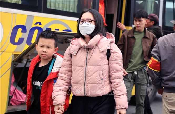 Người dân vội vã dời bên xe Giáp Bát trở về nhà sau kỳ nghỉ tết Dương lịch. Ảnh: Quốc Khánh - TTXVN