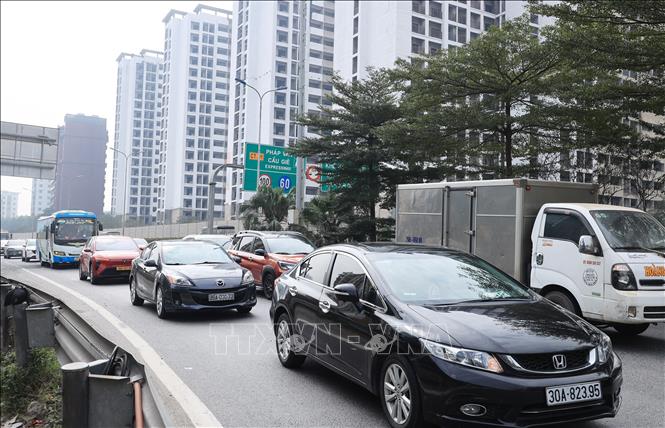 Phương tiện ô tô đổ vao trung tâm thành phố tại cửa ngõ phía Nam mỗi lúc một đông. Ảnh: Quốc Khánh - TTXVN