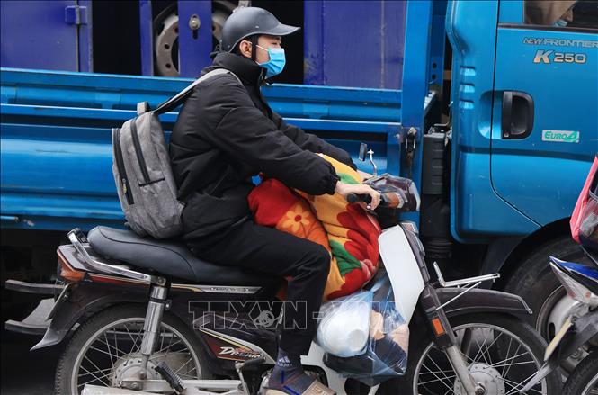 Người dân với đồ đạc lỉnh kỉnh vội vã quay trở lại thủ đô sau 4 ngày nghỉ Tết Dương lịch. Ảnh: Quốc Khánh - TTXVN