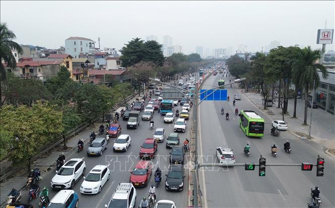 Quốc lộ 1A cũ các phương tiện đông đúc ngày từ sáng 1/4. Ảnh: Quốc Khánh - TTXVN