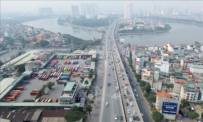 The elevated section of Ringway 3 leading towards the city center and Nuoc Ngam bus station see a record high volume of traffic on January 4. VNA Photo: Quốc Khánh