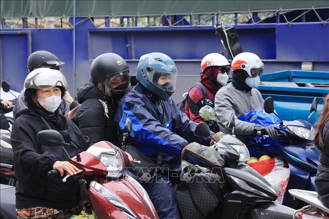 People from provinces bordering Hanoi return to the city on the morning of January 4 on the old National Highway 1A. VNA Photo: Quốc Khánh