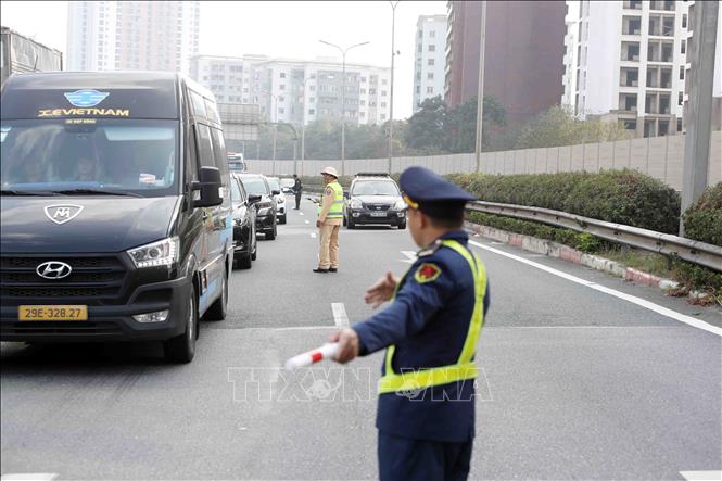 Lực lượng chức năng tổ chức điều tiết, phân luồng giao thông từ sớm, từ xa tại tuyến cao tốc Pháp Vân - Cầu Giẽ trong đầu giờ chiều 4/1. Ảnh: Phạm Kiên - TTXVN