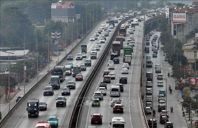 Các phương tiện di chuyển khó khăn tại Vành đai 3 trên cao trong đầu giờ chiều 4/1. Ảnh: Phạm Kiên - TTXVN