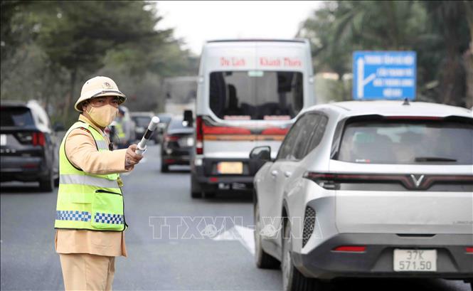 Lực lượng CSGT phân luồng, điều tiết giao thông tại cao tốc Pháp Vân - Cầu Giẽ. Ảnh: Phạm Kiên - TTXVN