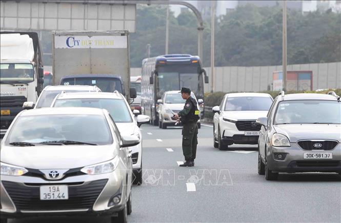 Lực lượng CSCĐ được huy động tham gia phân luồng, điều tiết giao thông tại tuyến cao tốc Pháp Vân - Cầu Giẽ. Ảnh: Phạm Kiên - TTXVN