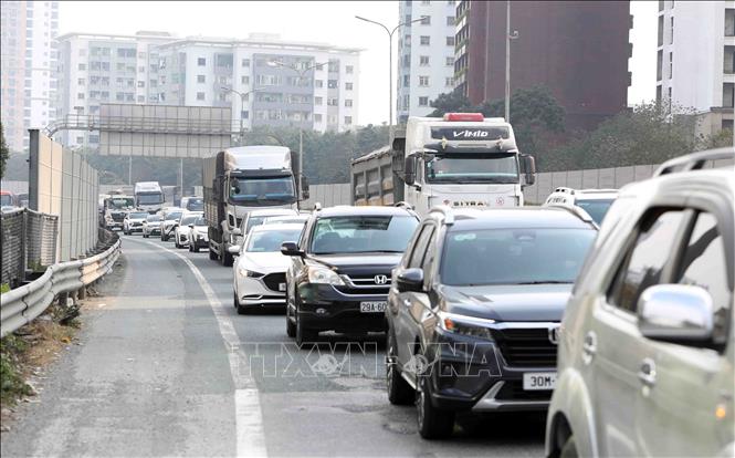Từng hàng xe nối đuôi nhau di chuyển chậm chạp tại cao tốc Pháp Vân - Cầu Giẽ hướng về trung tâm Thủ đô. Ảnh: Phạm Kiên - TTXVN