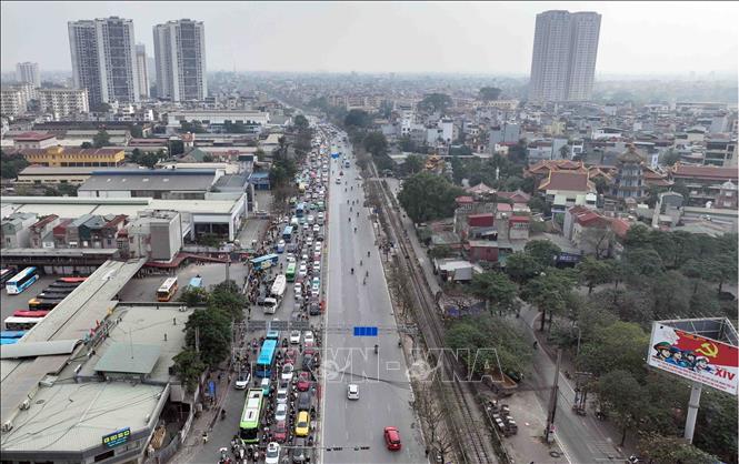 Xuất hiện tình trạng giao thông ùn ứ kéo dài tại tuyến đường Ngọc Hồi khu vực bến xe Nước Ngầm hướng về trung tâm Thủ đô trong đầu giờ chiều 4/1. Ảnh: Phạm Kiên - TTXVN