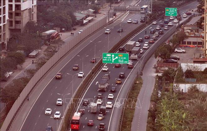 Tình trạng ùn ứ kéo dài khiến các phương tiện di chuyển khó khăn tại đoạn kết thúc cao tốc Pháp Vân - Cầu Giẽ hướng vào trung tâm thành phố. Ảnh: Phạm Kiên - TTXVN