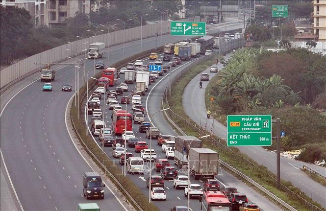 Các phương tiện di chuyển khó khăn tại đoạn kết thúc cao tốc Pháp Vân - Cầu Giẽ hướng vào Thủ đô. Ảnh: Phạm Kiên - TTXVN 