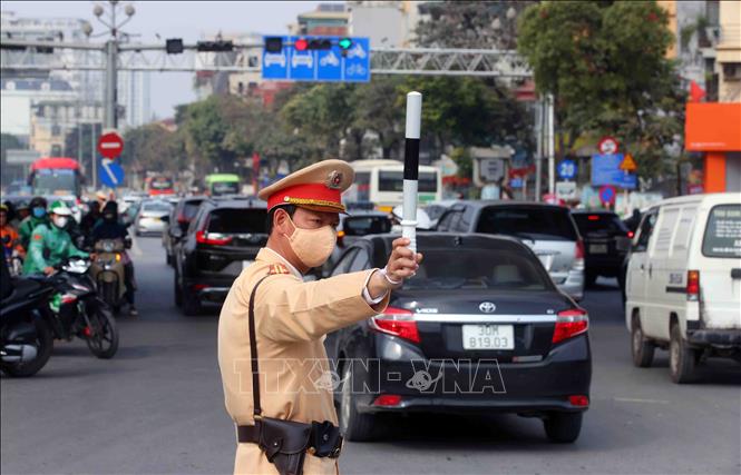 Cán bộ, chiến sĩ đội CSGT số 14 điều tiết, phân luồng giao thông tại tuyến quốc lộ 1A cũ hướng về trung tâm thủ đô. Ảnh: Phạm Kiên - TTXVN