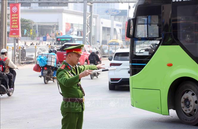 Lực lương Công an phường, xã cũng được huy động tăng cường tham gia phân luồng, điều tiết giao thông trong chiều 4/1. Ảnh: Phạm Kiên - TTXVN